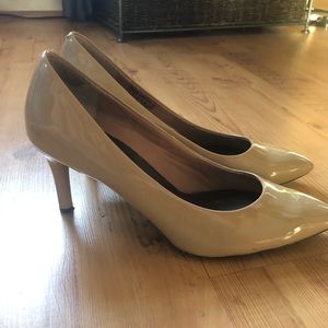 Rockport Cream/Tan Heels size 8